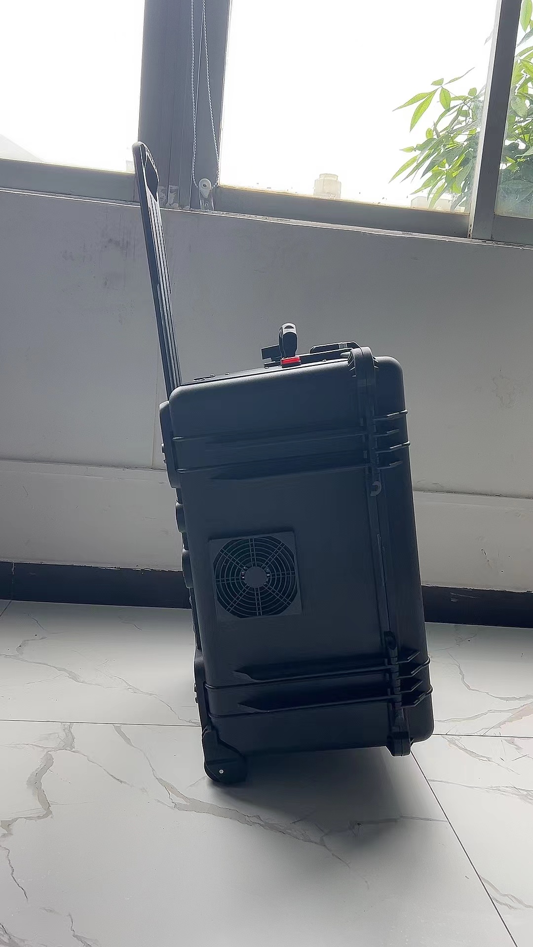 隆子手拉箱型移动通信干扰器